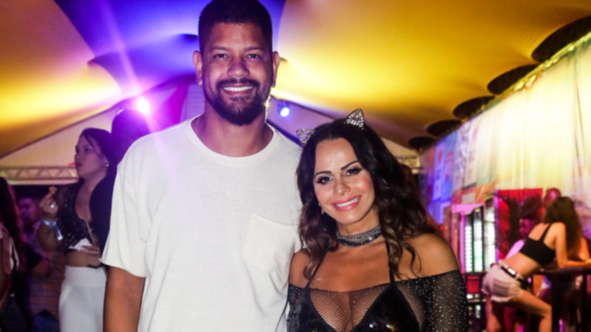 Grávida, Viviane Araújo aposta em look transparente e mostra barriguinha