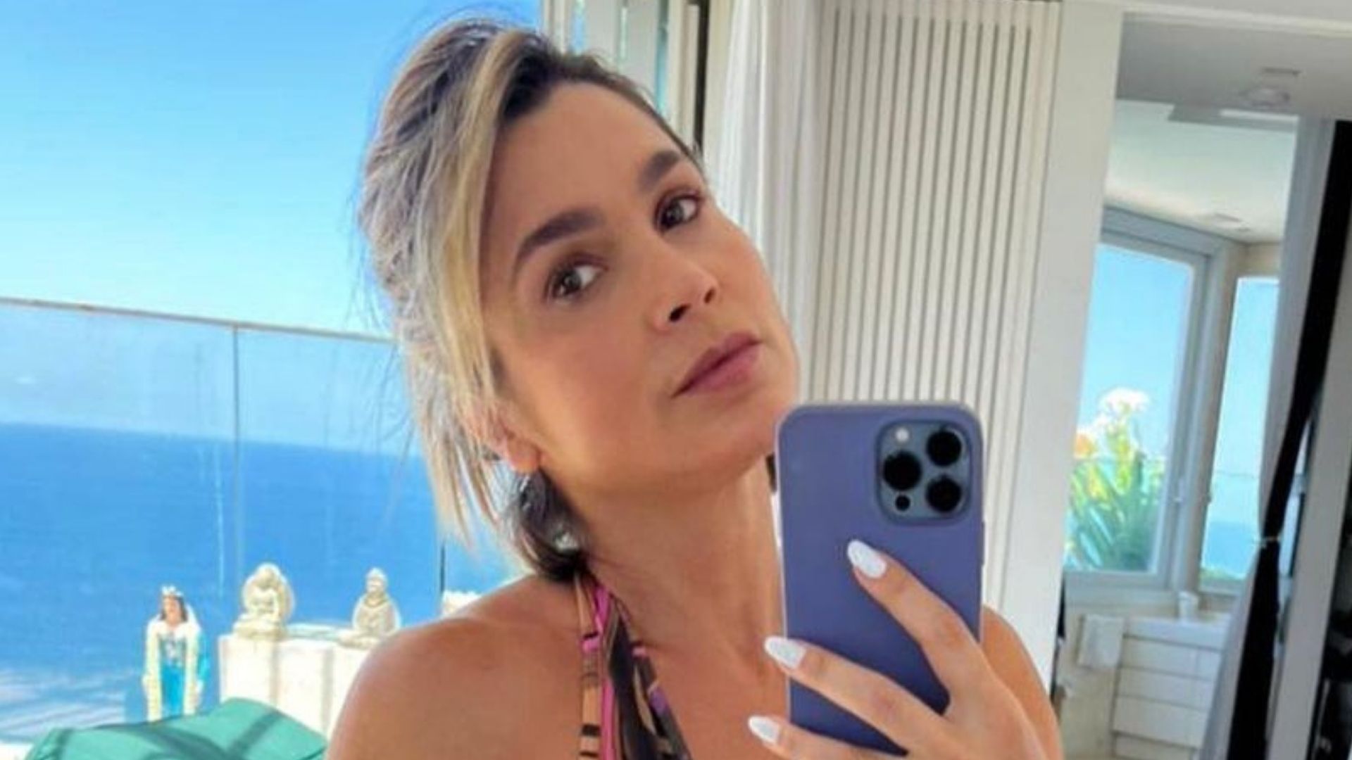 Flávia Alessandra mostra bastante em look recortado e decote rouba olhares: “Gata”