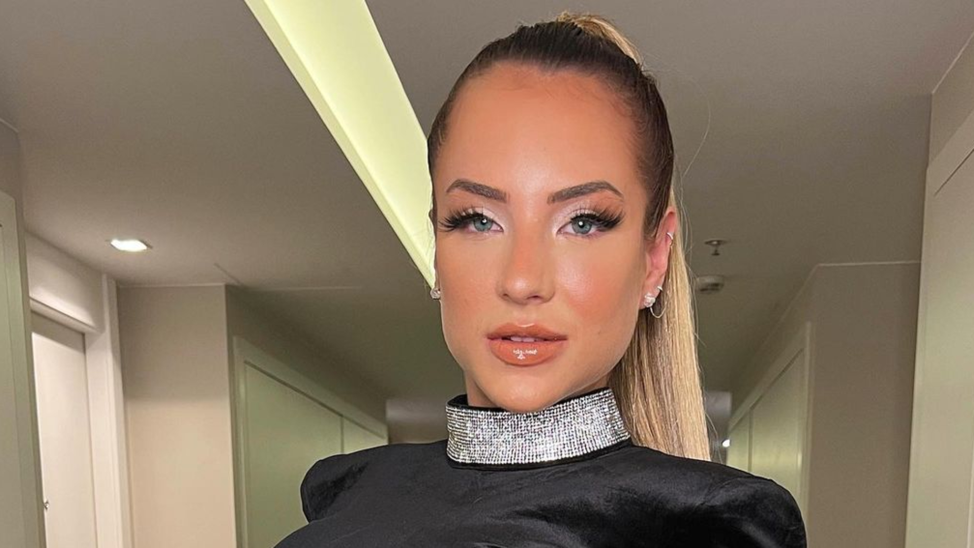 Ex-BBB Gabi Martins elege look ousado e deixa marca de biquíni à mostra: “Perfeita”