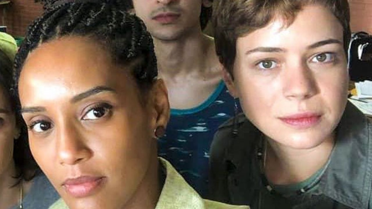 Gravando a segunda temporada da série Aruanas, Leandra Leal aparece com colegas de elenco: “Bastidores”