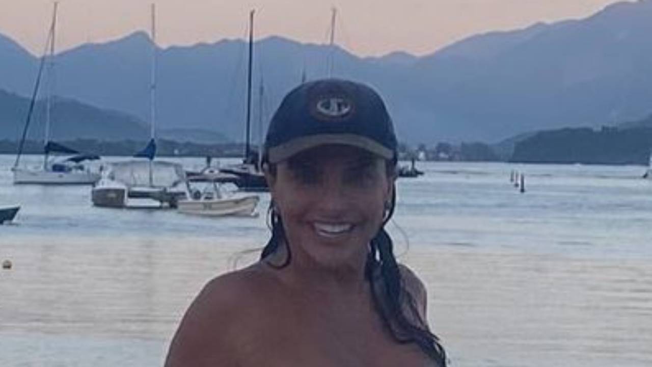 Aos 59 anos, Luiza Tomé surge de biquíni e choca a web ao ostentar corpão saradíssimo: “Que mulherão”
