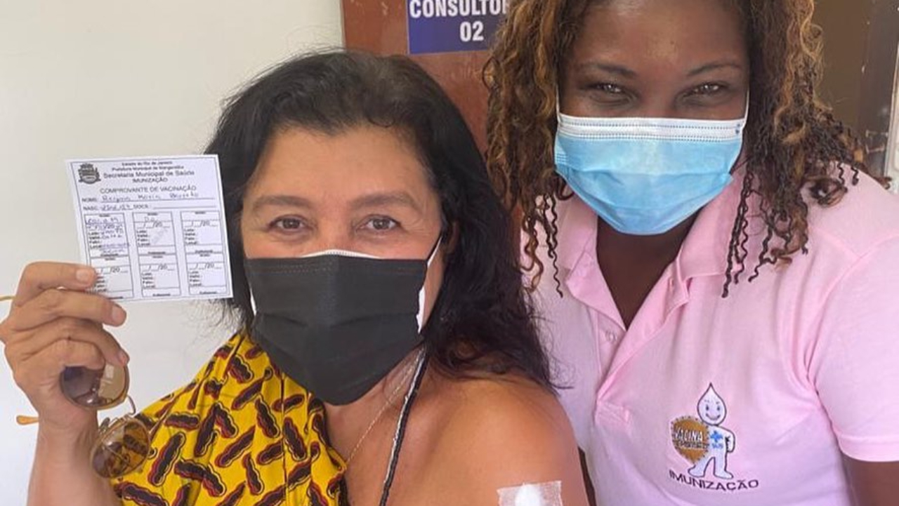 Aos 67 anos, Regina Casé recebe primeira dose da vacina contra Covid-19: ”Viva a ciência”