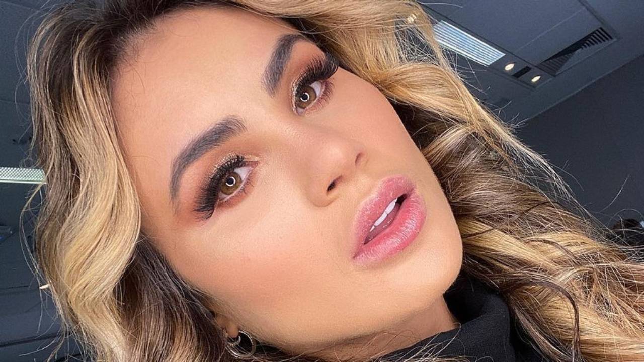 Natacha Horana radicaliza o visual após demissão do ‘Domingão’ e revela imposição: “Tinha que ser loira”