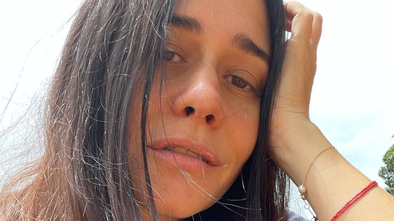 Alessandra Negrini desperta sorridente e deixa alfinetada no governo: ”Cadê a vacina?”