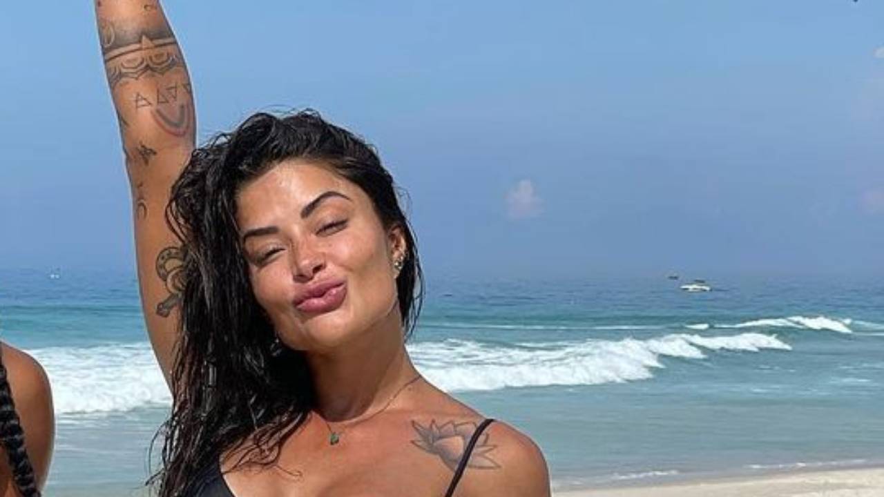 Aline Riscado faz biquíni sumir em bumbum gigante durante banho de cachoeira: “Mulher mais linda do Brasil”