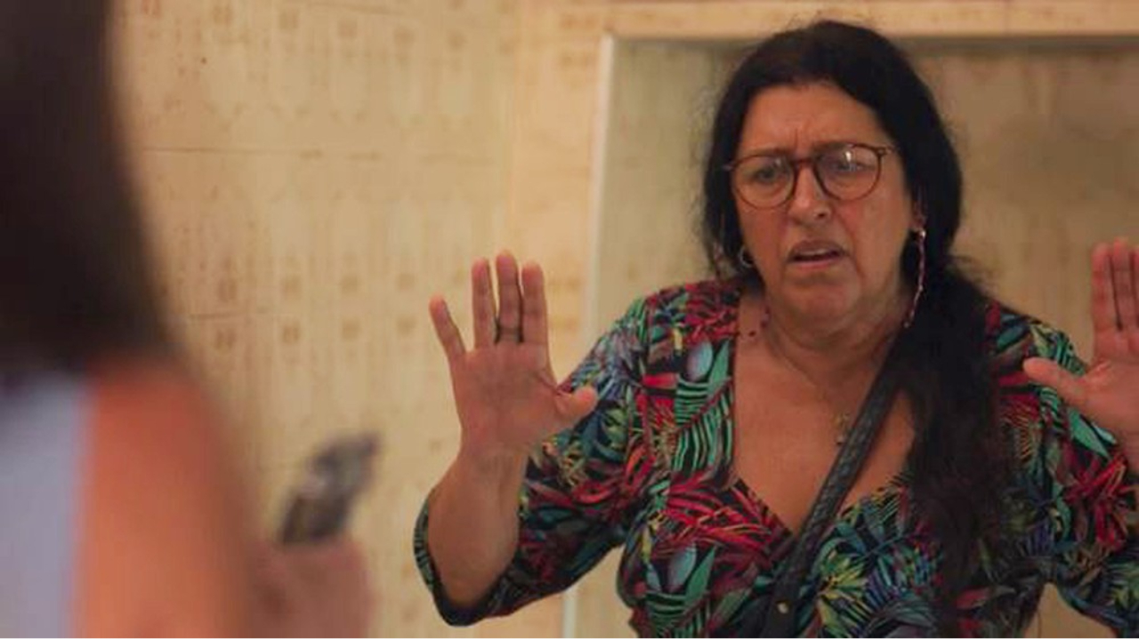 Amor de Mãe: Thelma atira contra Lurdes e justifica atitude: “Uma pessoa desesperada é capaz de tudo”