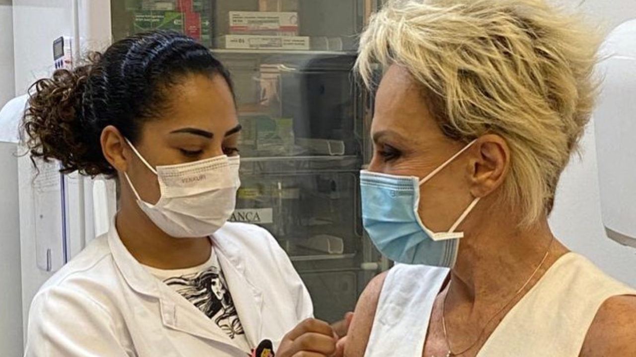 Aos 71 anos, Ana Maria Braga recebe a primeira dose da vacina contra a Covid-19: ”Vacinada!”