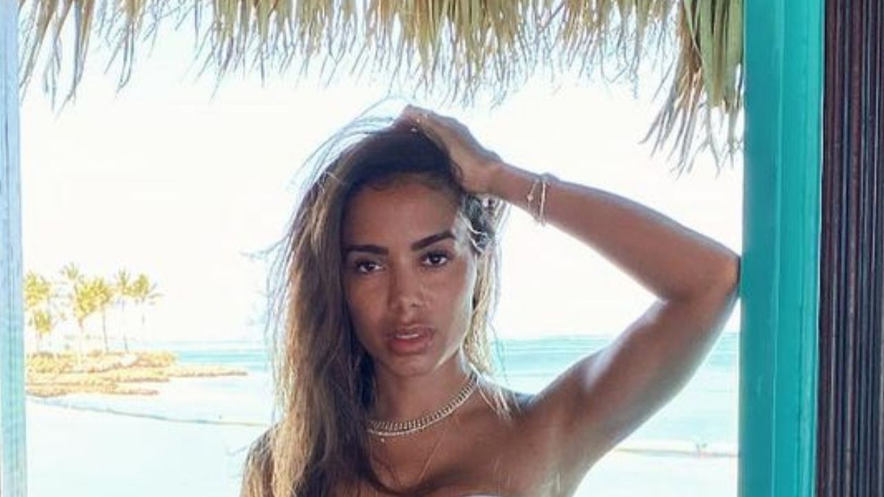 Anitta incendeia a web, deixa curvas à mostra e exibe corpo perfeito com biquíni branco: “Afrontosa”