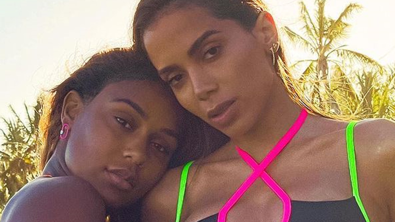 Anitta e MC Rebecca apostam em biquínis mínimos e mostram frente e verso: “Garotas do Rio”