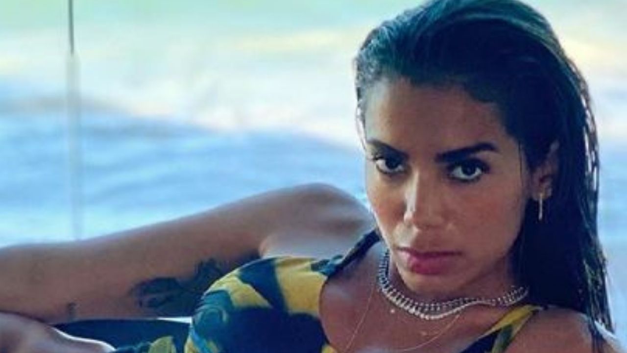 Com olhar fatal, Anitta mexe com imaginário dos fãs em clique com maiô cavadíssimo: “Gata!”
