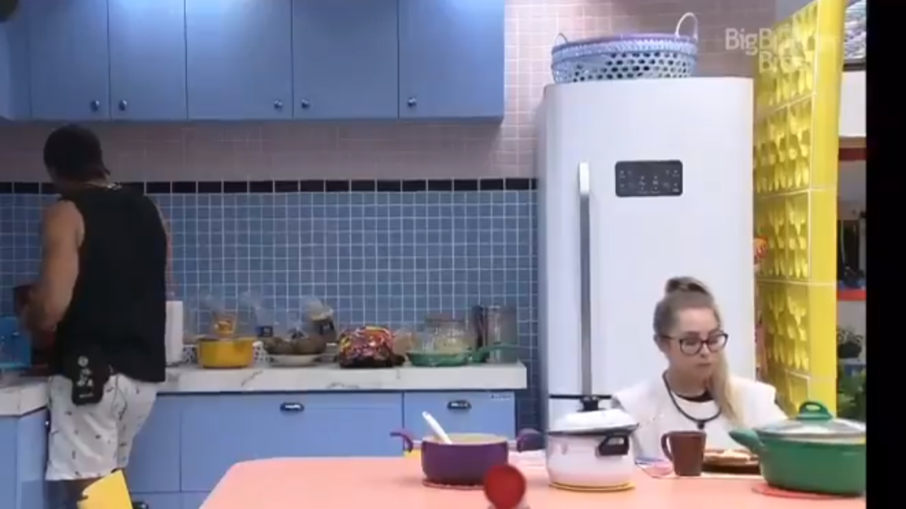 BBB21: Arthur come de pé e fãs o acusam de se recusar a dividir mesa com Carla Diaz: “Merece rejeição recorde”