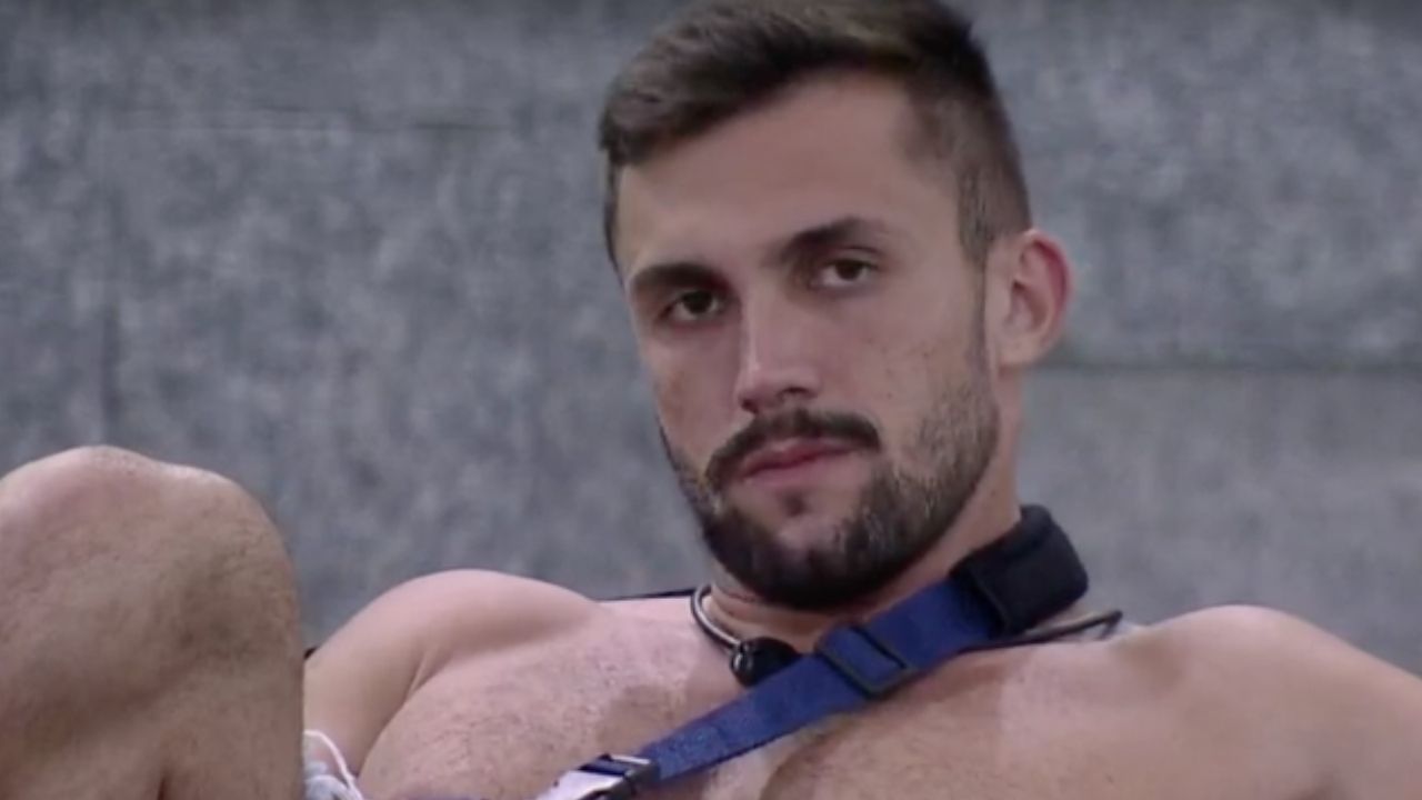 BBB21: Indignado com paredão, Arthur perde a educação e dispara contra Caio: “Perneta de merd*”