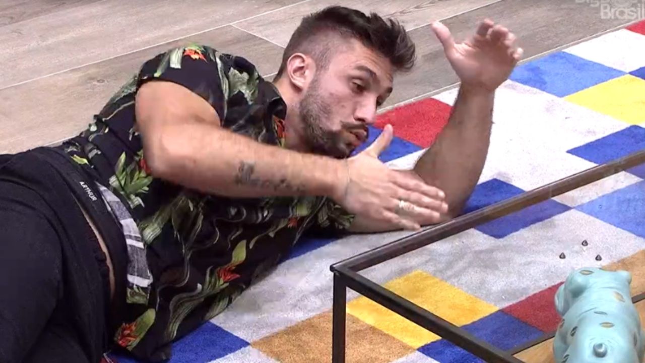 BBB21: Sem Projota, Arthur fica perdido e fala sozinho com cachorro de cerâmica: “Tô muito louco”