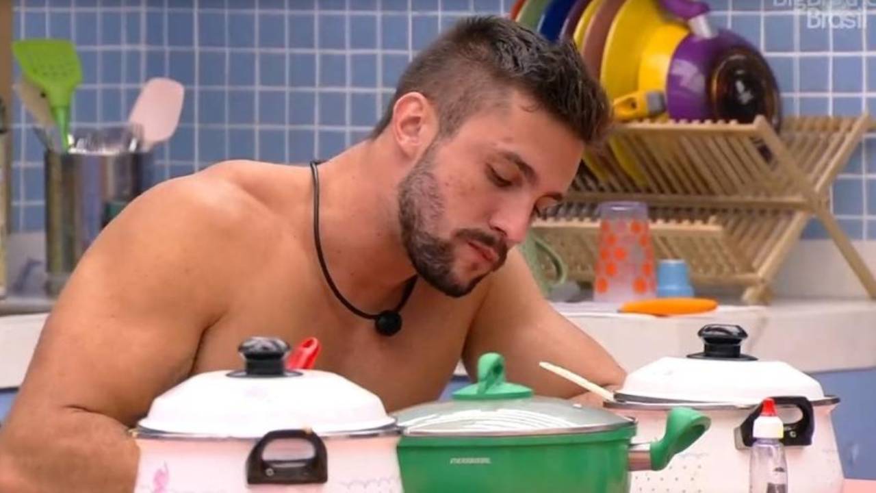 BBB21: Como assim? Na Xepa há três semanas, Arthur quase chora por comida: “Chegando a nesse ponto”