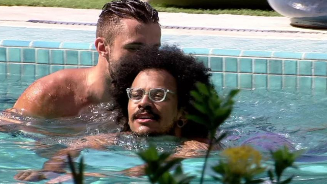 BBB21: Coração grande! Arthur ensina João Luiz a nadar e brother se emociona: ‘Eu consegui!”