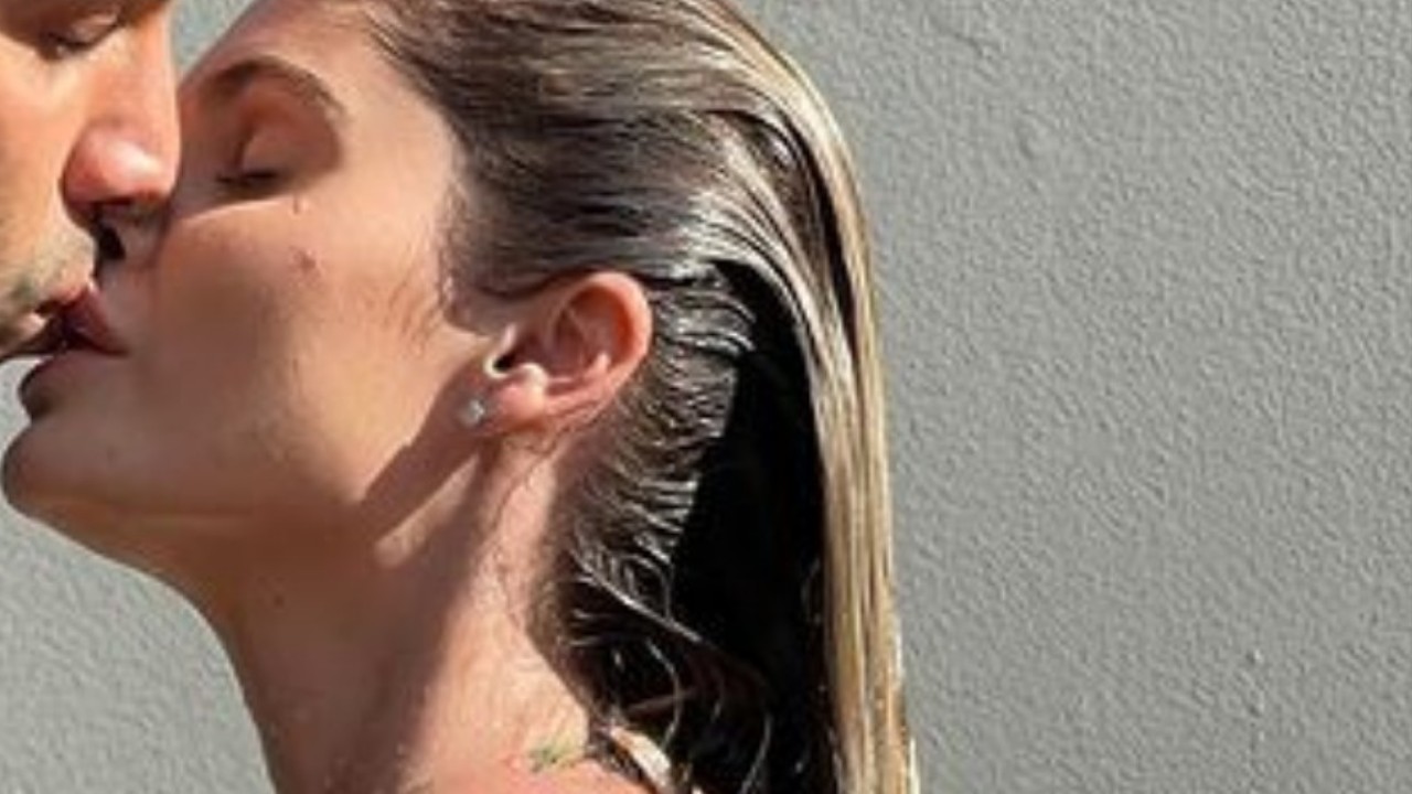 Bárbara Evans troca beijo quente com o marido em banho de piscina: “Fogo na piscina”