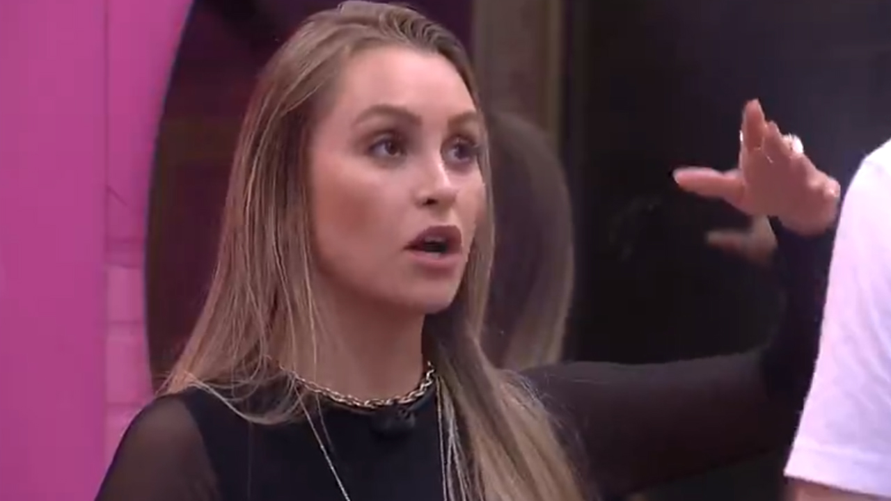 BBB21: Abalada, Carla Diaz cobra Caio após ser chamada de hipócrita ao vivo: “Pegou pesado comigo”