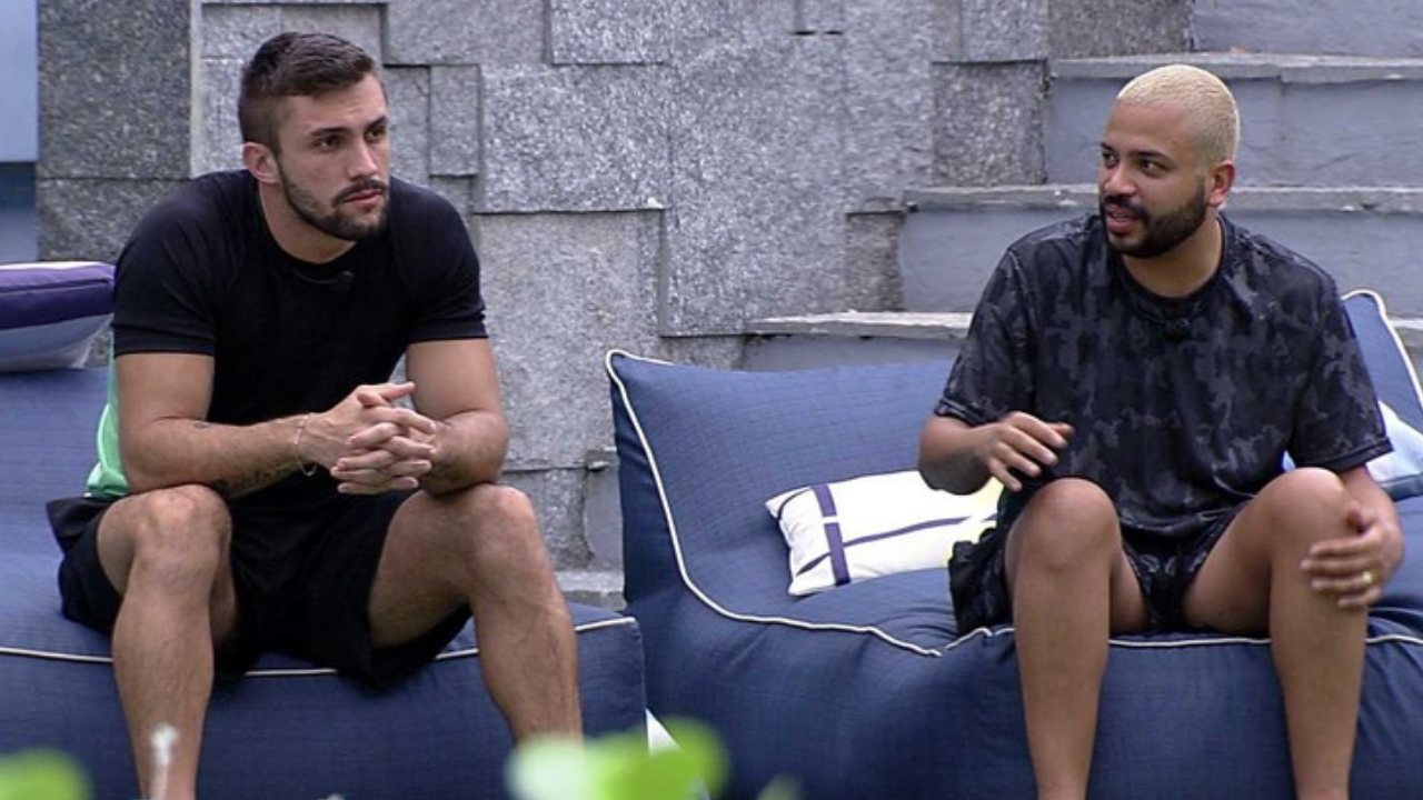 BBB21: Projota joga a real e não passa a mão na cabeça de Arthur após piti: “Você dá uma viajada”