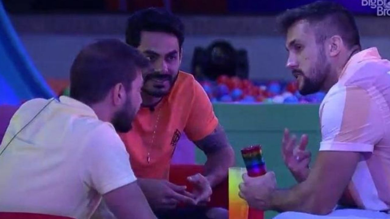 BBB21: Brothers se unem em rodinha e revelam tamanho de seus dotes: “Duas mãos e mais três dedinhos”