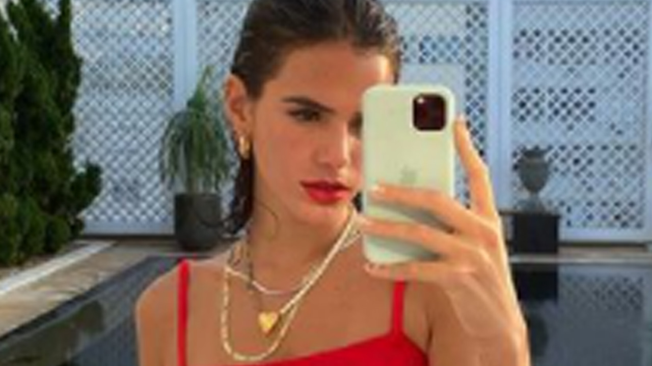 Bruna Marquezine surge com biquíni vermelho cavado e marca virilha: “Maravilhosa”