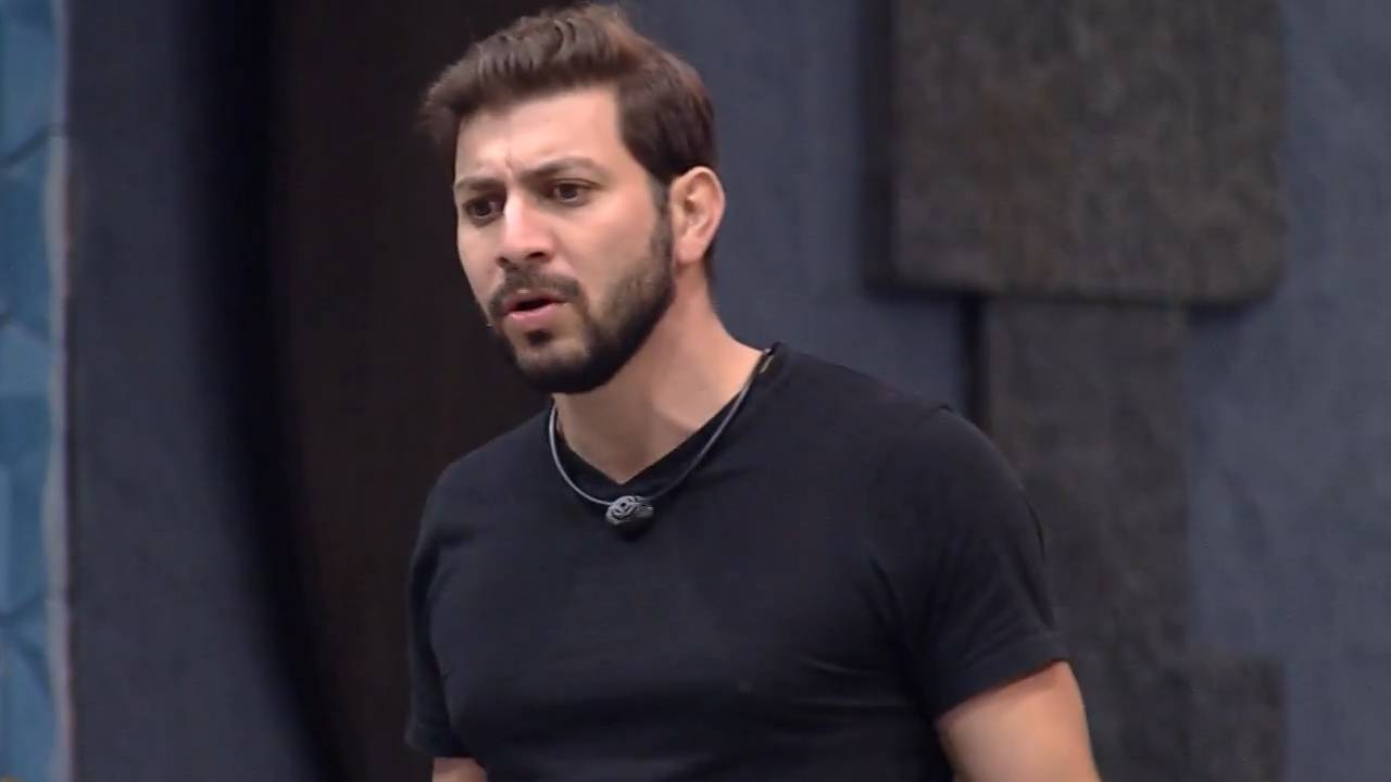 BBB21: Caio dá piti e esbraveja muito após ser apontado como figurante por Thaís: “Vá tomar no r***”