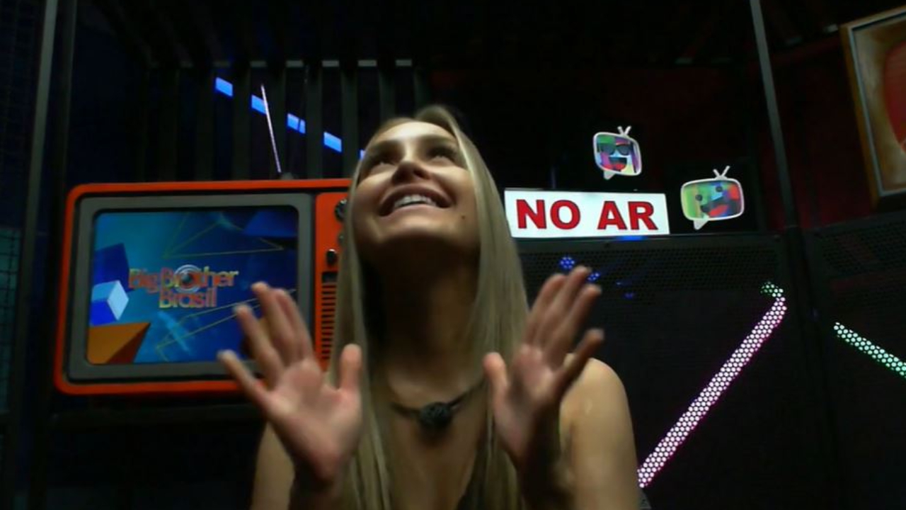 BBB21: Carla Diaz acorda com sorriso no rosto e alfineta após eliminação: ”Feliz e mais leve”