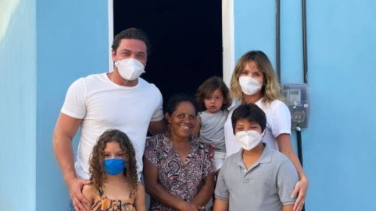 Wesley Safadão e Thyane Dantas entregam casa completa para família carente: ”Alegria nossa”
