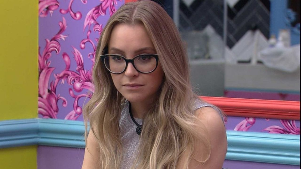 BBB21: Confiante, Carla Diaz chama participante na chincha e dá conselho sincero: “Eu reparei nos olhares”