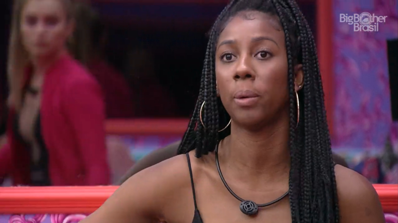 BBB21: Carla Diaz confronta Camilla de Lucas após flagrar conversa na despensa: ”Estavam falando de mim?”