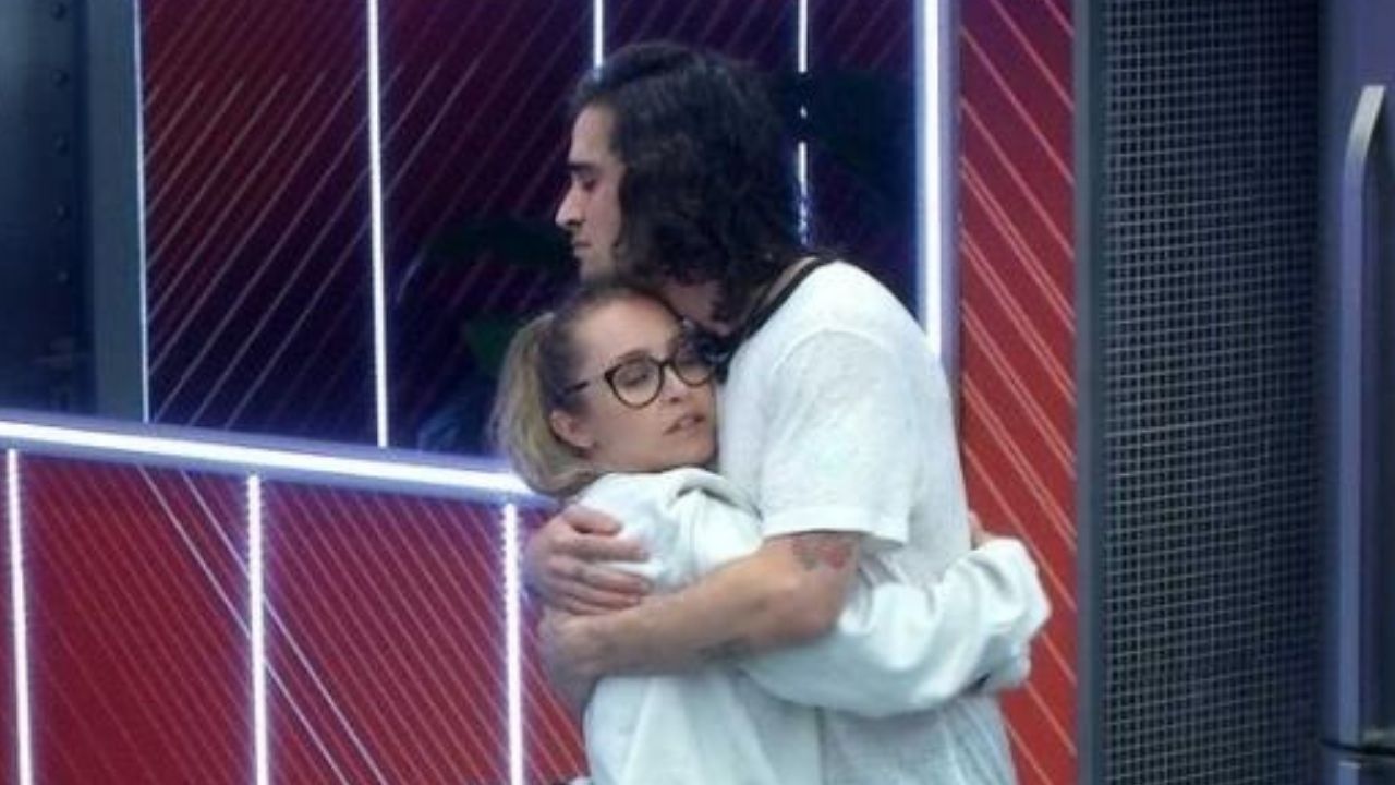 BBB21: Aos prantos, Fiuk se desespera após deixar prova do líder e é consolado por Carla: “Engole o choro”
