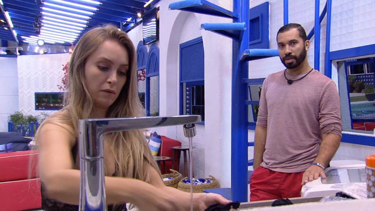 BBB21: Apreensivo, Gilberto pede desculpas a Carla Diaz: ”Perdão sincero”