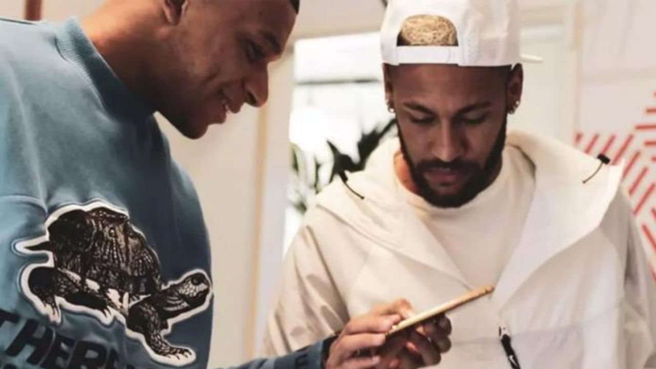 Pura ostentação! Neymar Jr. exibe celular coberto de ouro avaliado em R$ 21 mil