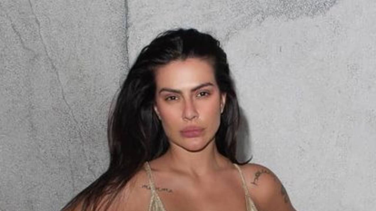 Só de biquíni, Cleo esbanja autoestima ao ostentar corpão saradíssimo na web: “Estou me sentindo”