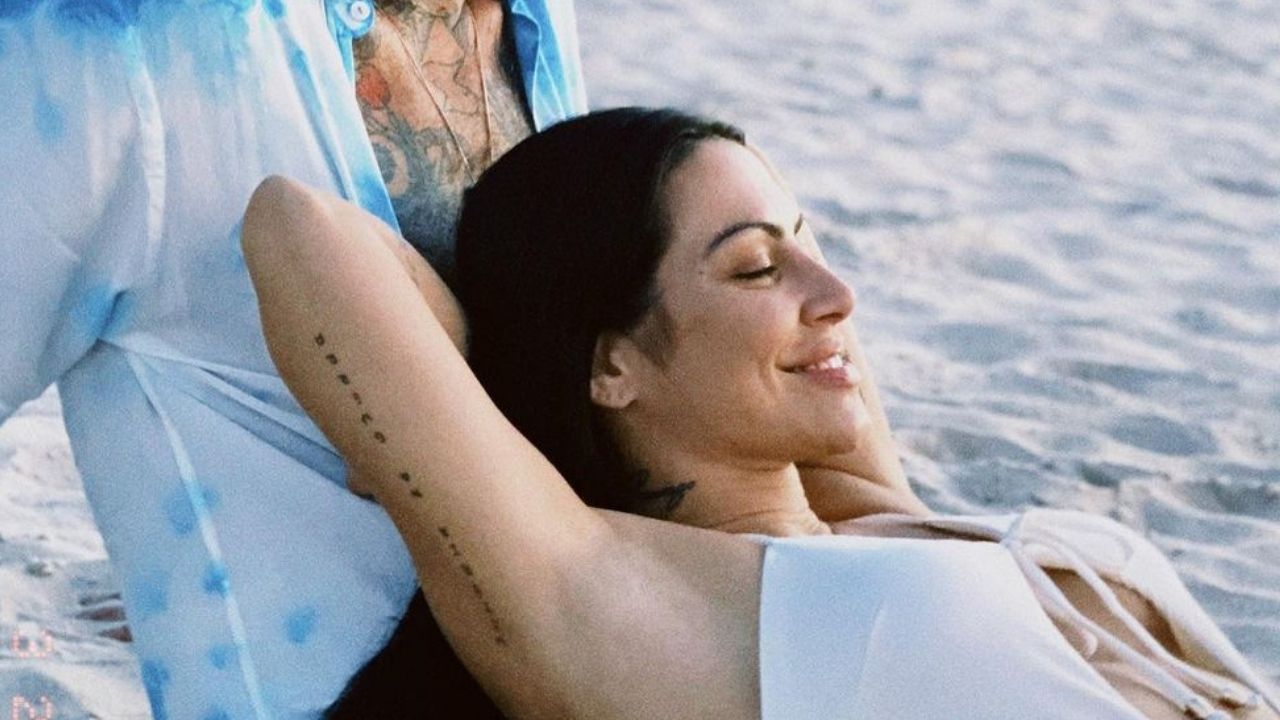 Cleo posa no colo do namorado em cliques românticos e beleza do casal impressiona: “Maravilhosamente lindos”