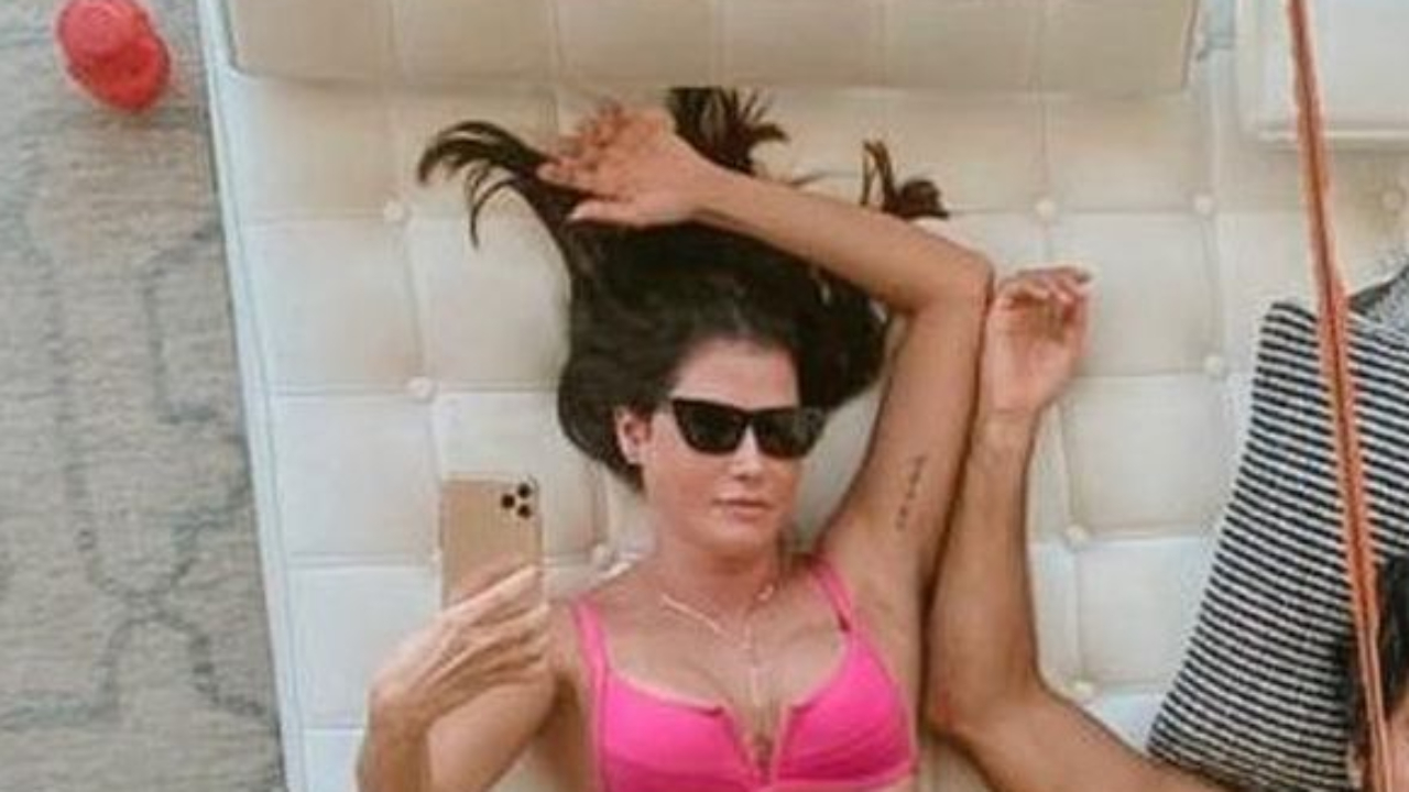 Deborah Secco eleva a temperatura ao posar de biquíni mínimo com o maridão no sofá: “Deusa!”