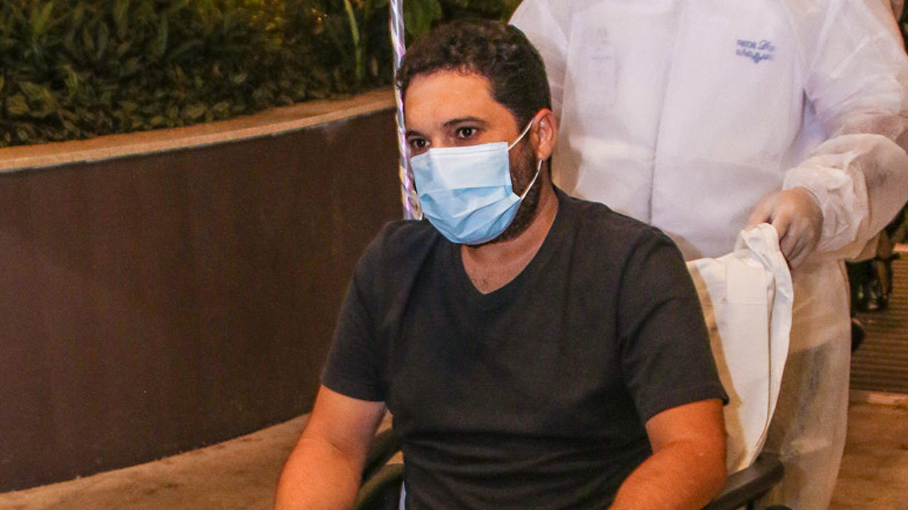 Vitória! Cantor Edson deixa hospital de cadeira de rodas e sorridente após vencer a Covid-19