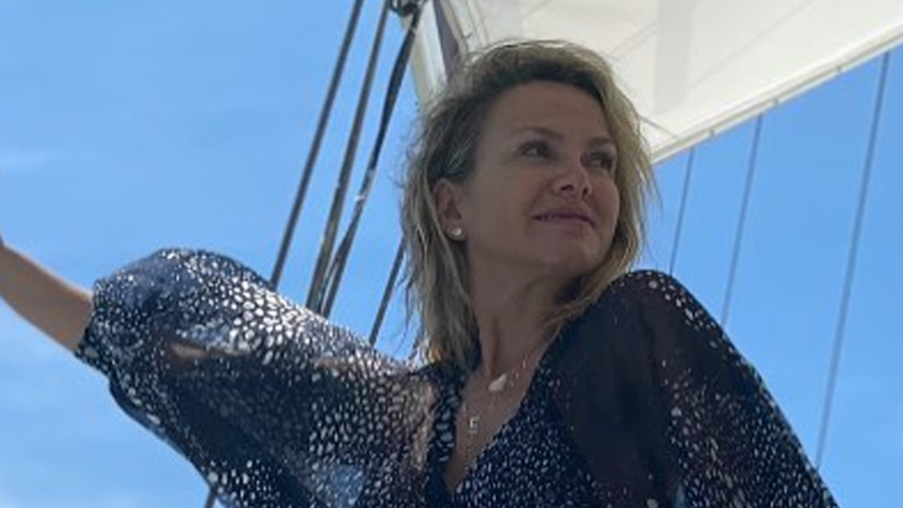 Aos 47 anos, Eliana surge com saída de banho transparente e fendada: “Linda da cabeça aos pés”