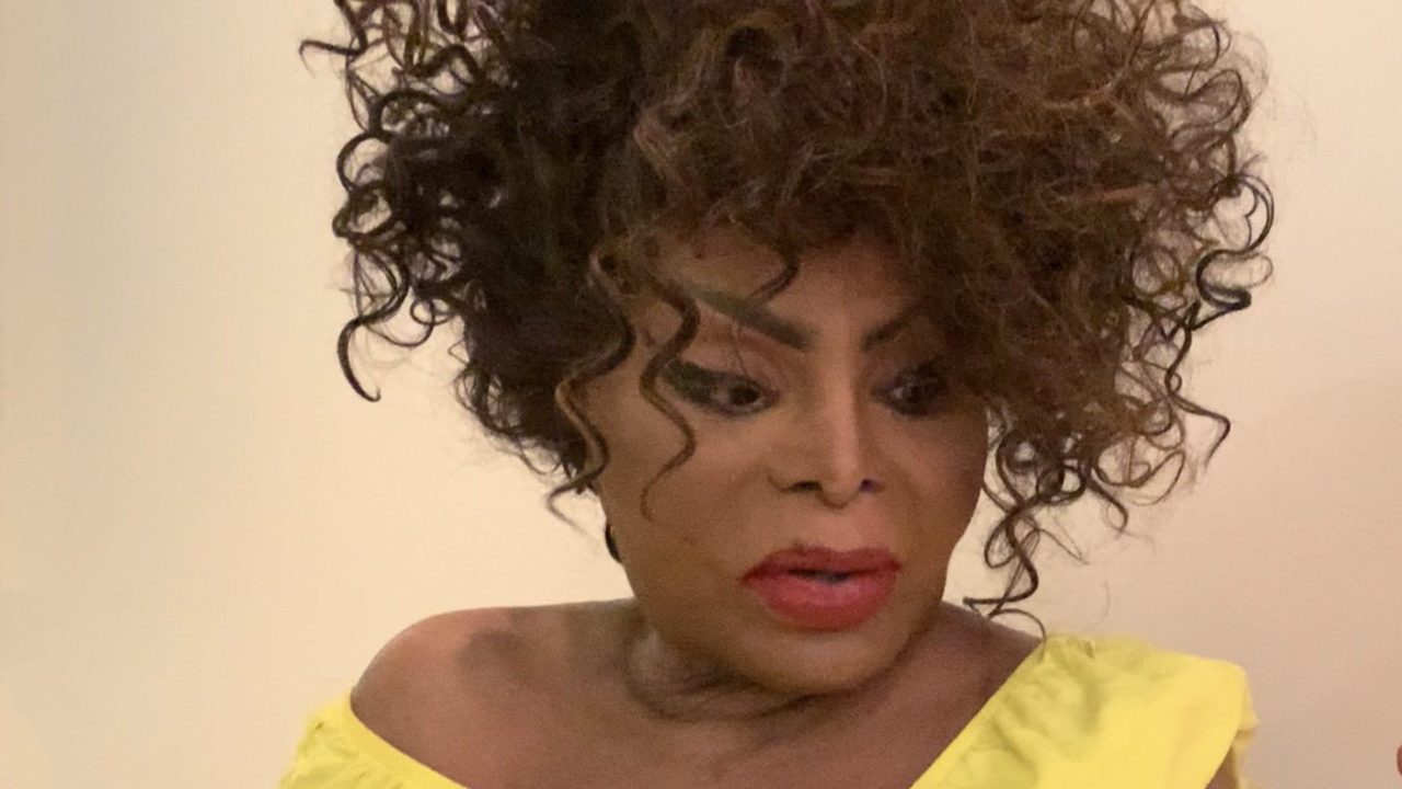 Elza Soares recebe segunda dose da vacina contra Covid-19: ”Doeu no peito”