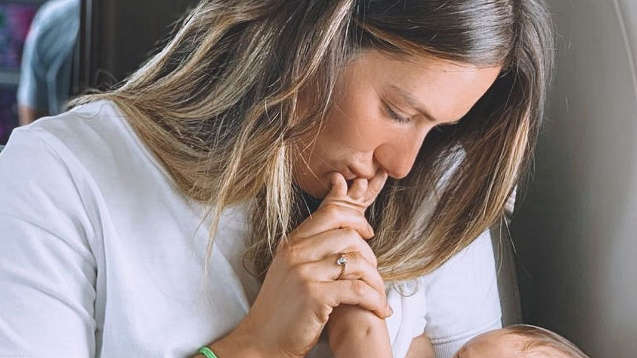 Ele cresceu! Giovanna Ewbank posa com Zyan nos braços durante a amamentação: “Sempre grudadinho”