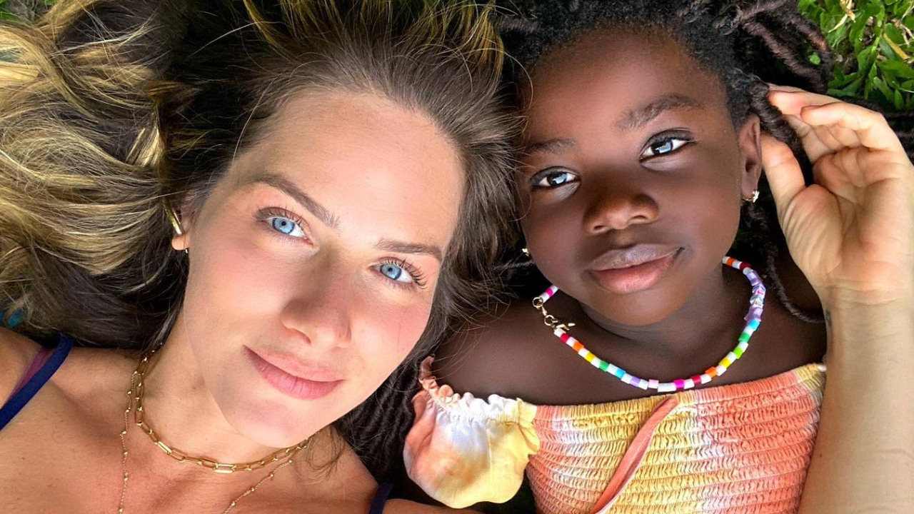 Giovanna Ewbank mata a vontade dos fãs e apresenta quartinho impecável da filha, Titi: ”Cantinho especial”