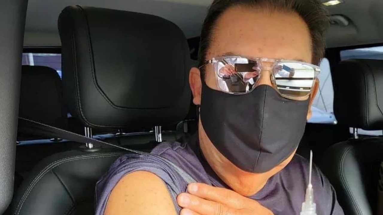 Caprichou! Aos 70 anos, Faustão elege óculos espelhado e look estiloso para receber vacina contra a Covid-19
