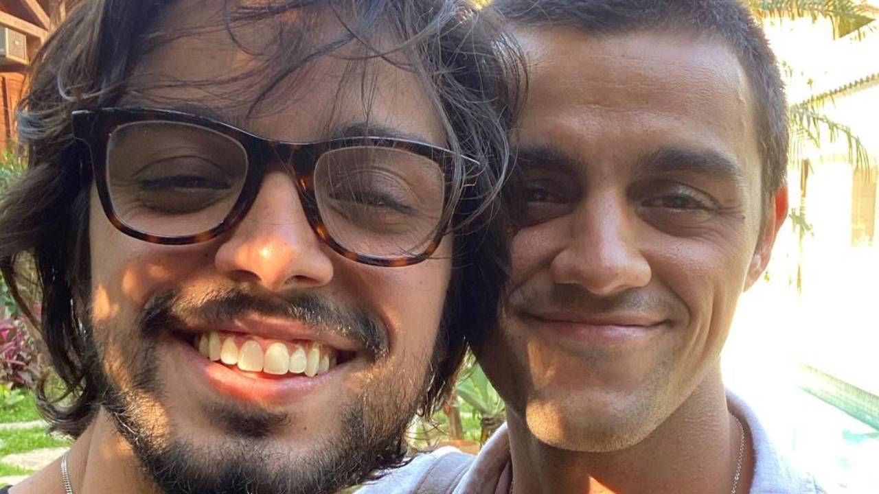 Descamisados, Rodrigo e Felipe Simas lutam capoeira com o pai e físico impressiona fãs: “Que genética”