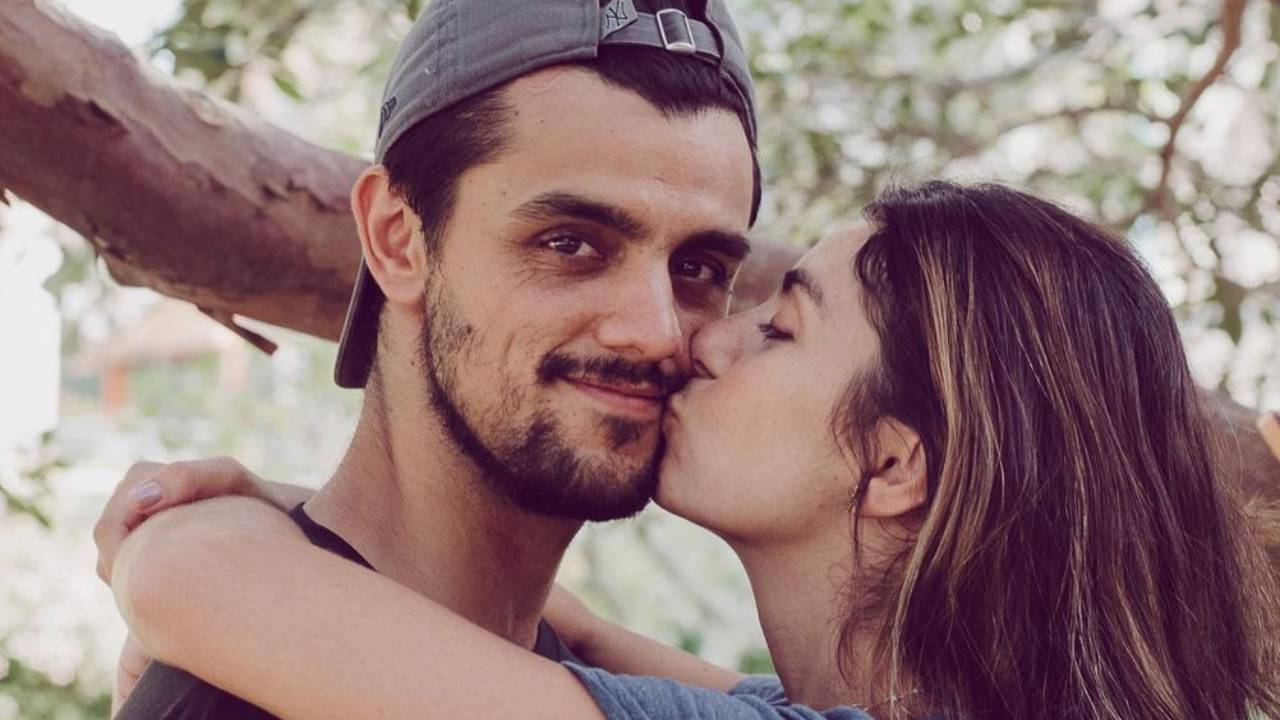 Mariana Uhlmann emociona a web com homenagem a Felipe Simas por 9 anos de relacionamento: “Somos um”