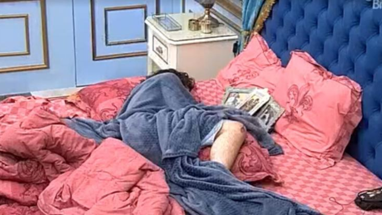 BBB21: Após crise de choro, Fiuk dorme com retratos da família na cama do líder