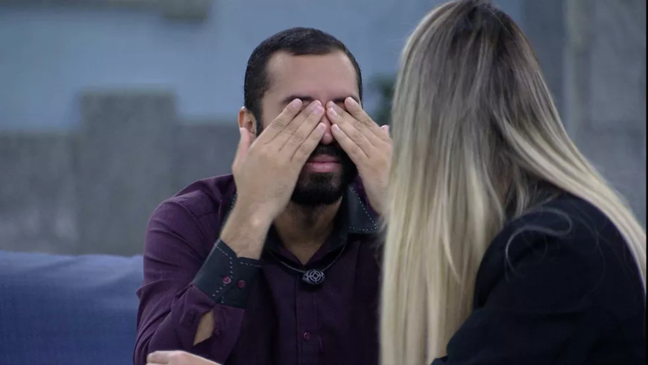 BBB21: Em noite de Eliminação, Gilberto se desespera e chora: ”Eu devia estar nesse Paredão”
