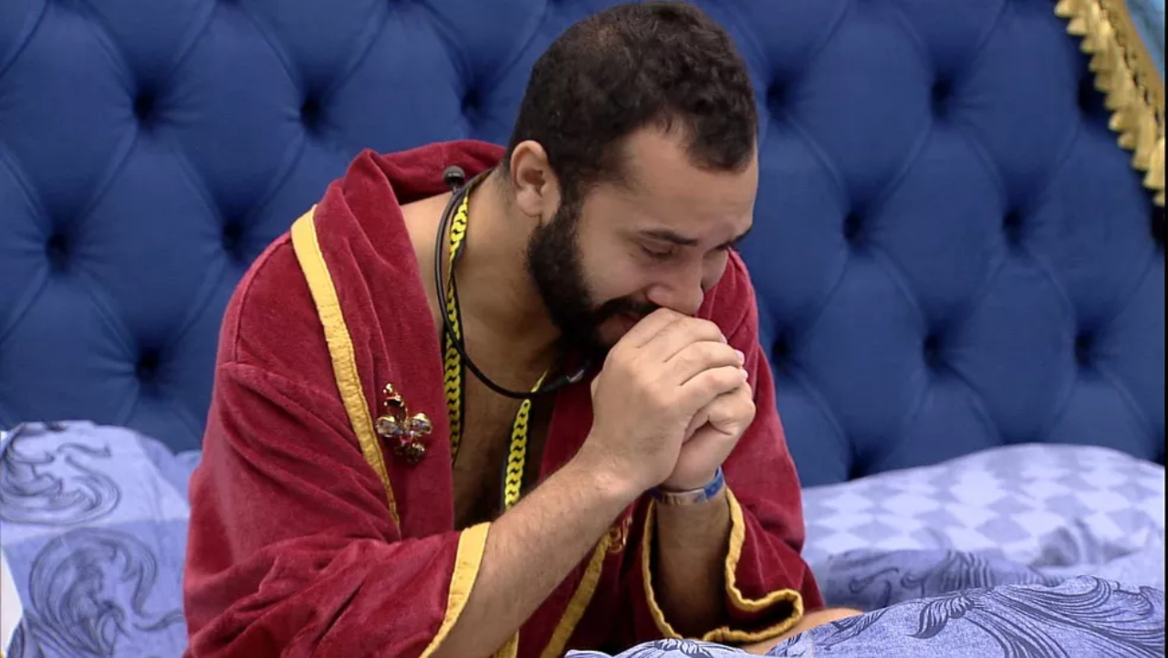 BBB21: Após desabafar sobre ter indicado Rodolffo, Gilberto chora sozinho no quarto do líder