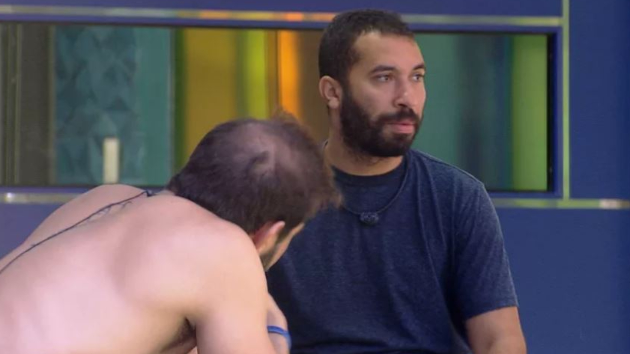 BBB21: Acuado, Gilberto confidencia para Caio: “Não estou estranho porque eu fui falso”