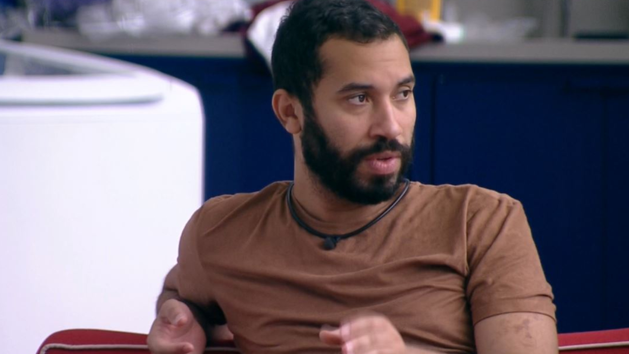 BBB21: Gilberto saca jogada de brother e perde a paciência: “Sempre chama para conversar nas terças”