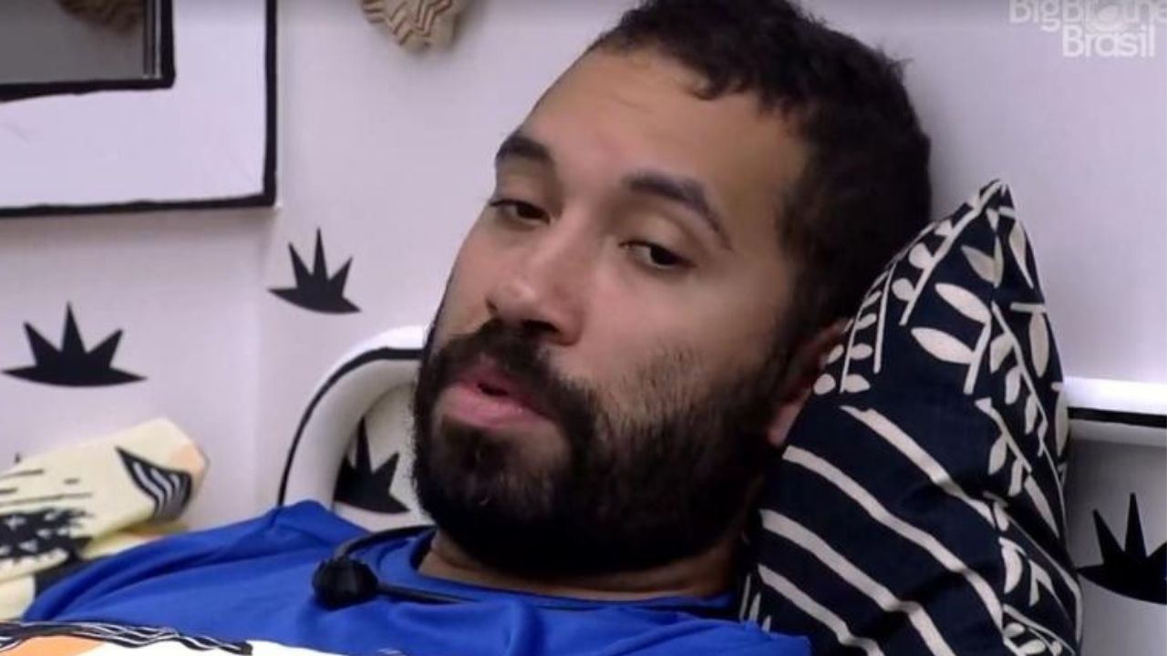 BBB21: Temendo a rejeição, Gilberto engole o orgulho e pede desculpas à Carla Diaz: “Pela minha reação”