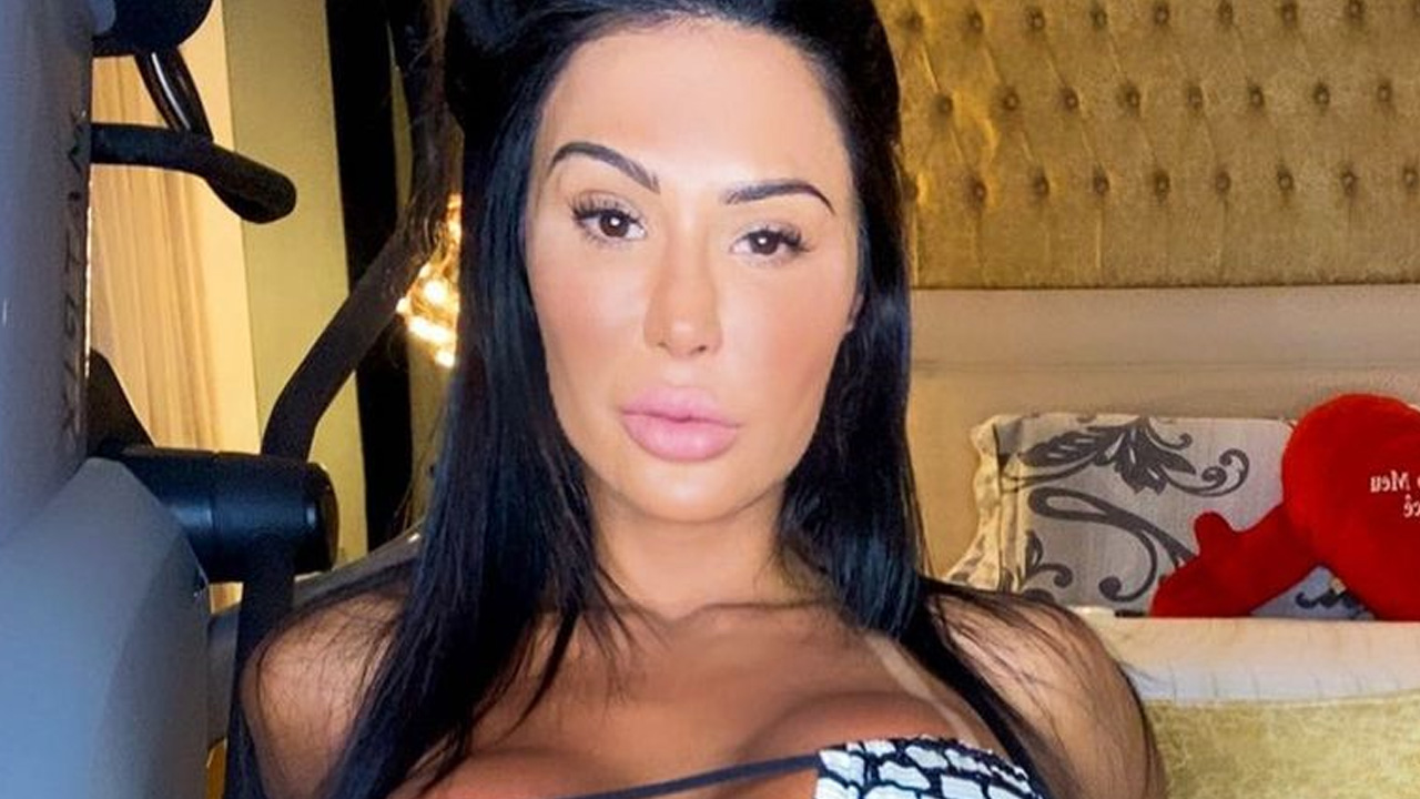 Irmã gata de Gracyanne Barbosa exibe corpo espetacular de biquíni: “Obra de arte”